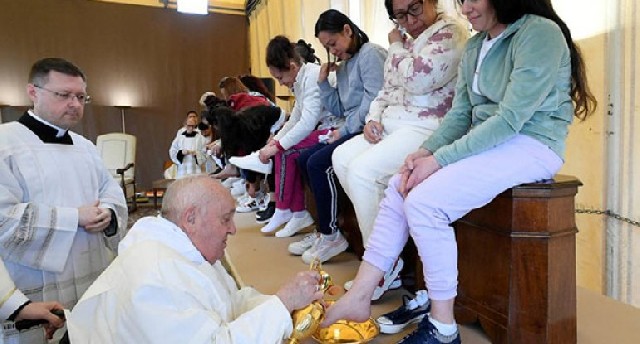 Papa qadın məhbusların ayaqlarını yuyub öpdü